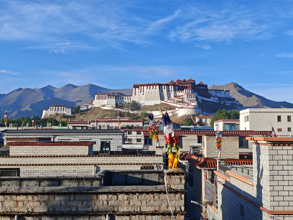 基地车日记 ｜ 2026.05.31 ｜ 拉萨布达拉宫背景的采访 - 拉萨市科技众创空间