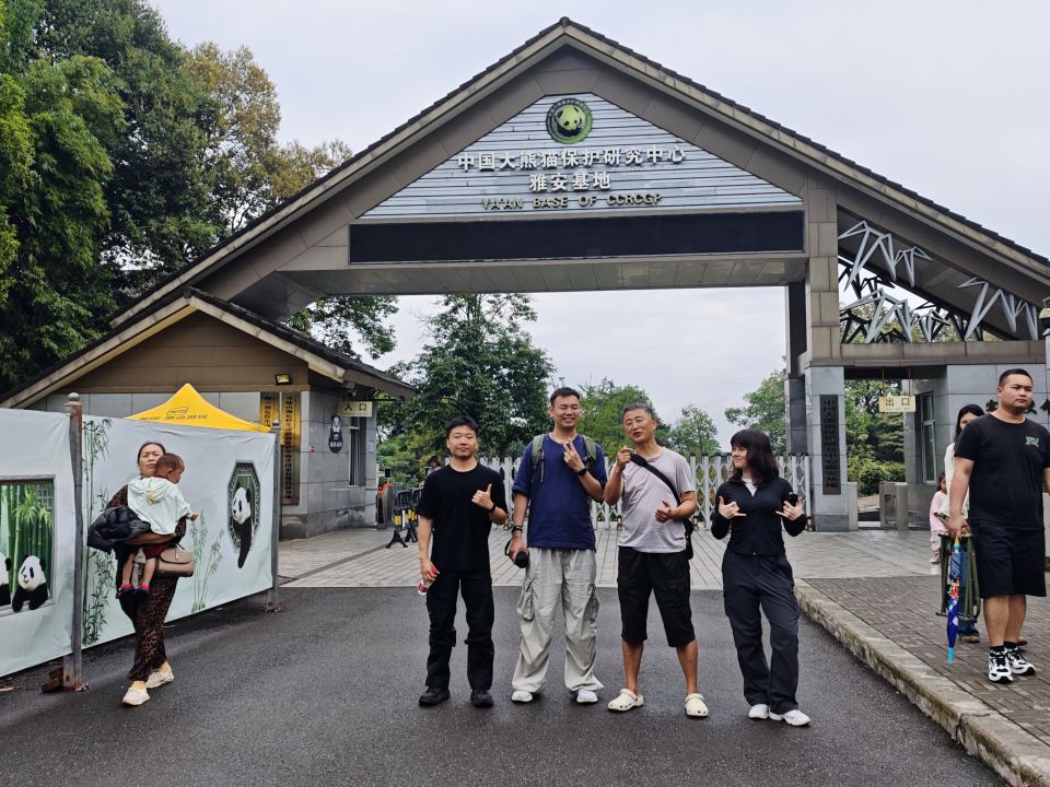 基地车日记｜2026.05.24｜雅安 · 偶遇王老师 · 看熊猫 · 装抽屉 · 喝断片