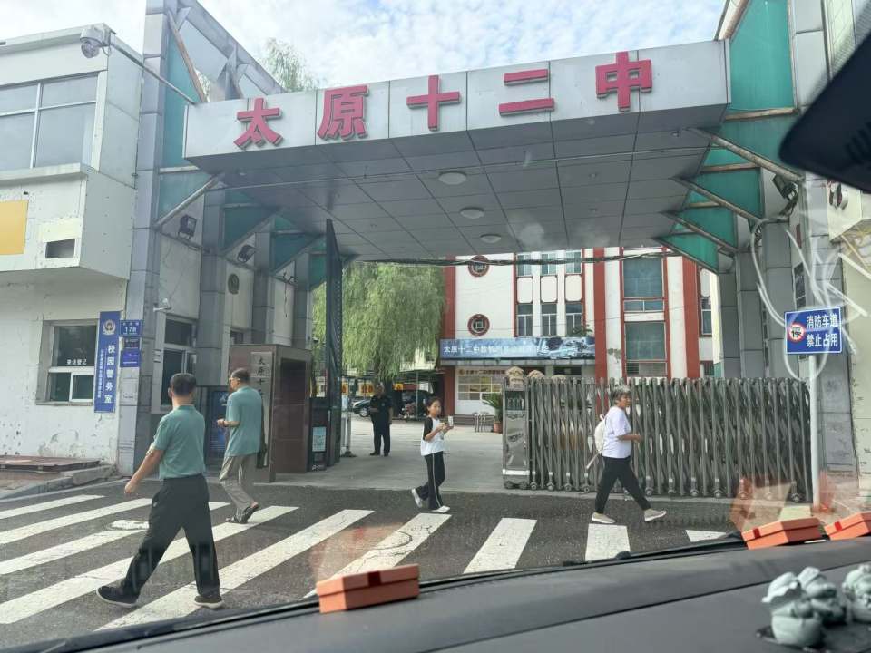 基地车日记|2026.0803 太原十二中｜35个席位的秒空，与一场关于“好问”的对话
